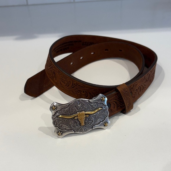 Tony Lama 100% Leather—Beautifully tooled!  Gorgeous Buckle—Like New Condition - Picture 1 of 6